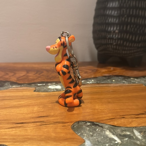 Disney Winnie The Pooh Tigger Bouncing Keychain - Picture 2 of 6